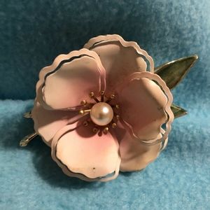 mental flower with center peal, gold pistil brooch